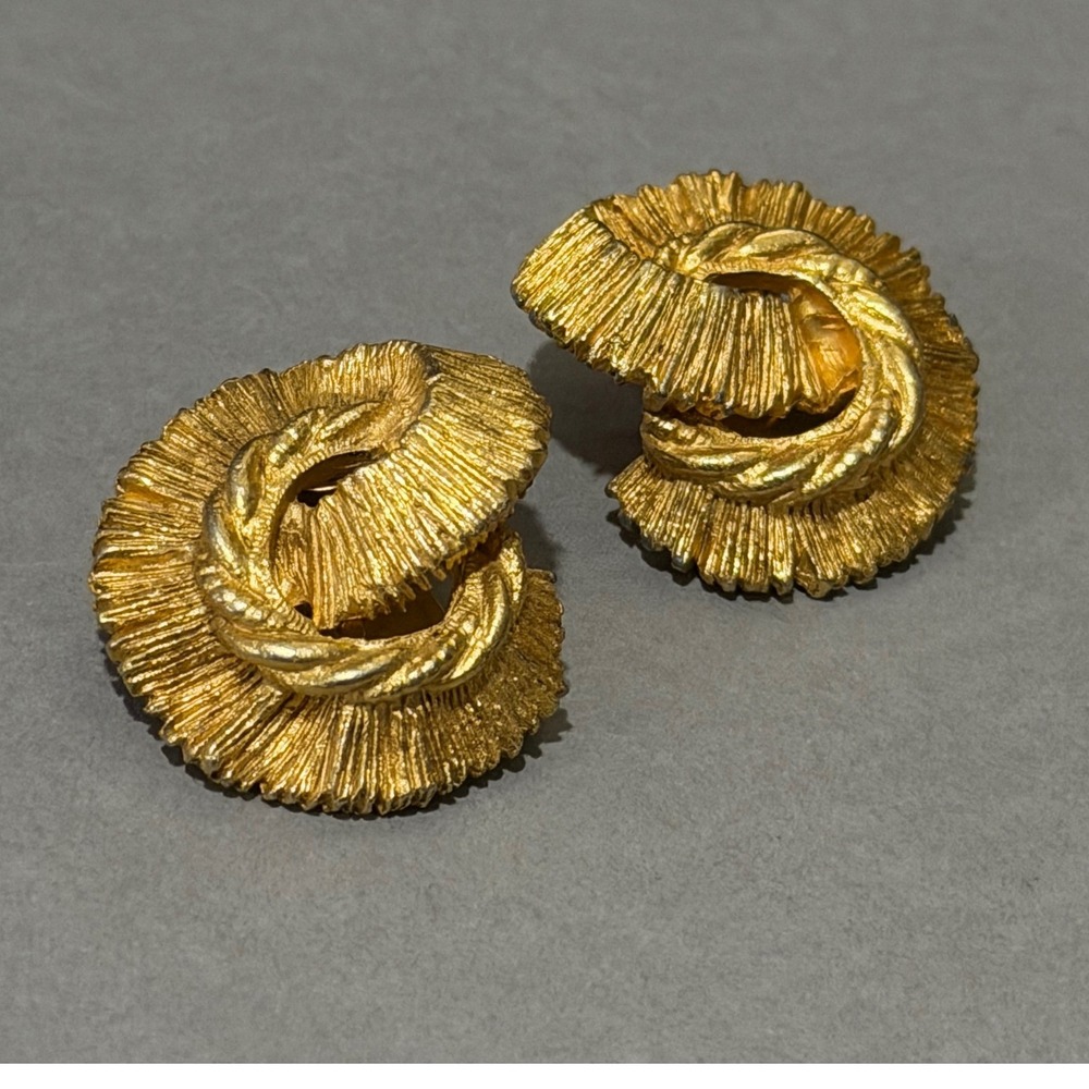 Vintage Gold Tone Textured Swirl Clip On Earrings Womens Gold Tone Ribbed‎